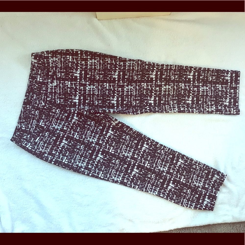 Apt 9 size 2 Capri black and white pants